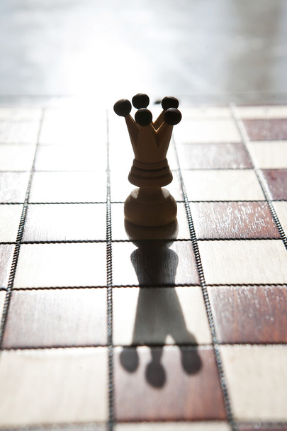 Primer plano de una pieza de ajedrez reina
 - Foto, Imagen