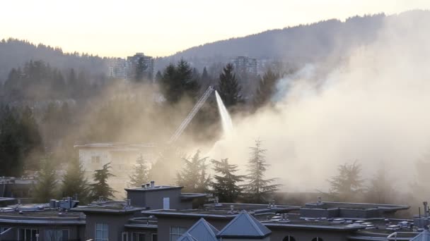 Tűzoltó-legénység küzd apartman komplex tűzvédelmi - Felvétel, videó