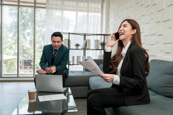 Modern Asian businessman with high confidence Committed to working together as a harmonious team Having a professional planning meeting at the company - Foto, imagen