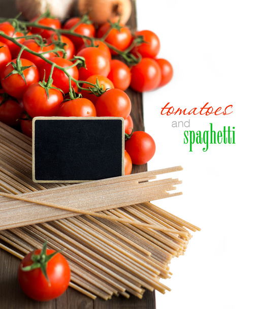 Espaguetis, tomates y pizarras pequeñas
 - Foto, Imagen