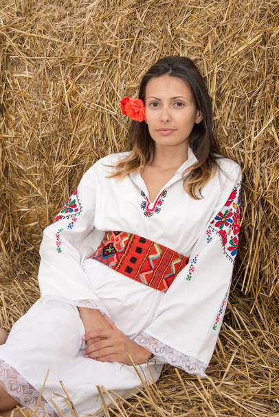 Νεαρή γυναίκα με εθνική φορεσιά από τη Βουλγαρία - Φωτογραφία, εικόνα