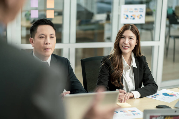 Modern Asian businessman with high confidence Committed to working together as a harmonious team Having a professional planning meeting at the company - Foto, Imagen