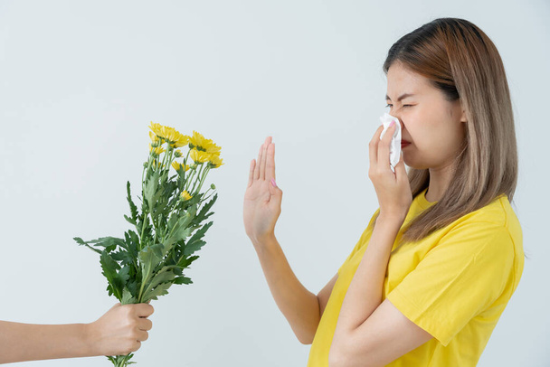 Pollen Allergieën, Aziatische jonge vrouw niezen in een zakdoek of blazen in een doekje, allergisch voor wilde lentebloemen of bloesems in het voorjaar. allergische reactie, ademhalingsproblemen - Foto, afbeelding