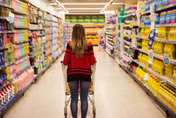 Žena s nákupním vozíkem v supermarket - Fotografie, Obrázek