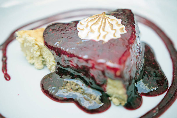 Знімок перуанського Трес-листя Десертна страва Торт з полуничним соусом - Фото, зображення