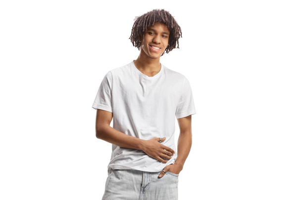 Πορτρέτο ενός νεαρού αφροαμερικανού μοντέλου που φοράει τζιν και λευκό t-shirt σε λευκό φόντο - Φωτογραφία, εικόνα