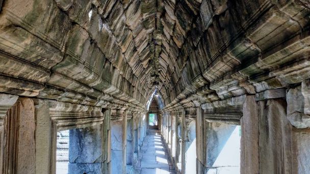 Стародавній коридор з кам'яною стелею, архітектурна деталь
. - Фото, зображення