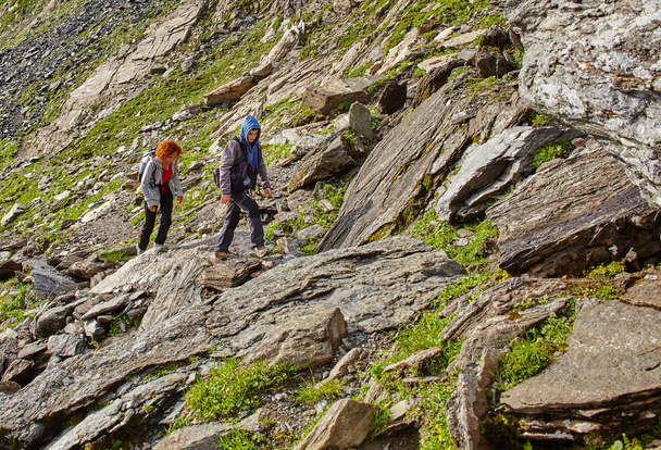 Yürüyüşçüler rocky Dağları'nda bir iz üzerinde - Fotoğraf, Görsel