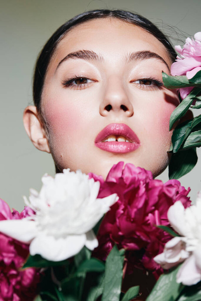 vrouw blozen roze gezicht stijl boeket huid cosmetische bloem make-up model romantisch meisje portret lip close-up kosmetologie schoonheid vrouwelijkheid jong make-up - Foto, afbeelding