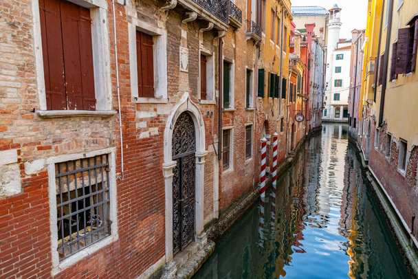 Velence, Olaszország - 2022. április 2.: Gyönyörű csatornák és hagyományos velencei épületek Velencében, Veneto, Északkelet-Olaszországban. - Fotó, kép