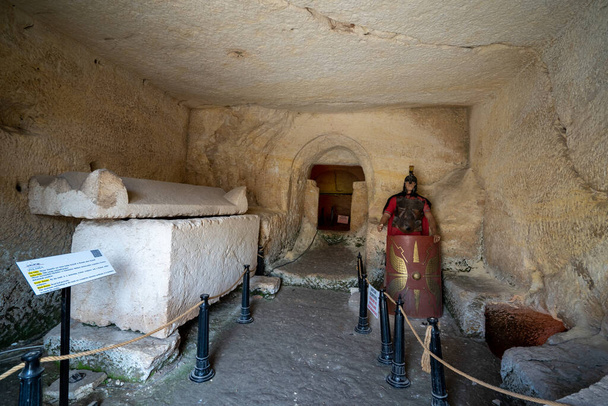 Cámara funeraria y sarcófago en la necrópolis de Kizilkoyun. - Foto, imagen