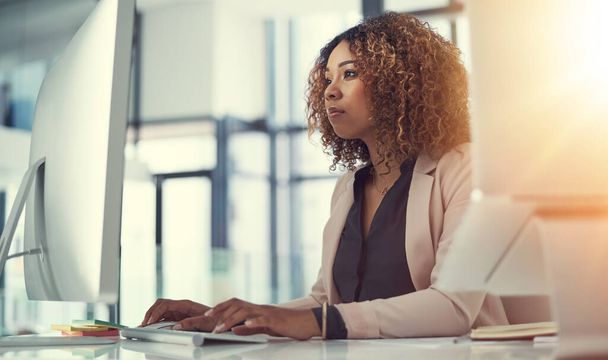 Трудолюбиво работая, чтобы соответствовать требованиям бизнеса. молодая деловая женщина за компьютером на рабочем столе - Фото, изображение