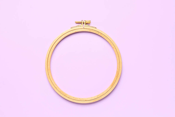 Wooden embroidery hoop on lilac background - Zdjęcie, obraz