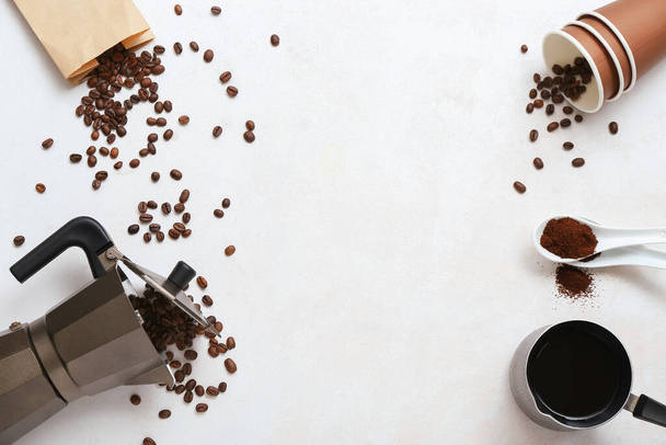 間欠泉のコーヒーメーカー、豆と光の背景にセブで作られたフレーム - 写真・画像