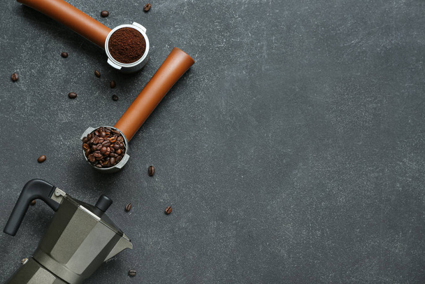 Geyser kávéfőző, portafilterek kávébabbal és por sötét háttérrel - Fotó, kép