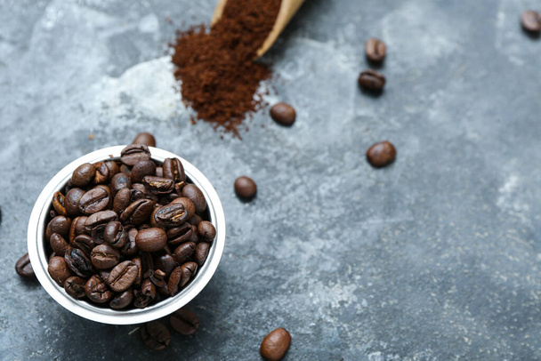 Миска з кавовими зернами на темному фоні
 - Фото, зображення