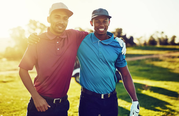 Prefiro jogar golfe com um amigo. dois amigos de pé juntos em um campo de golfe - Foto, Imagem