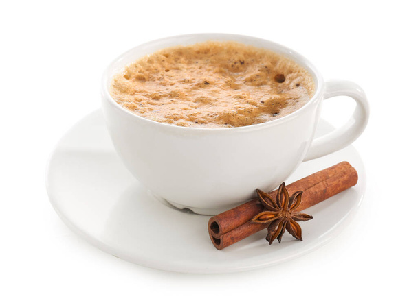 Kopje heerlijke espresso met specerijen en schotel op witte achtergrond - Foto, afbeelding