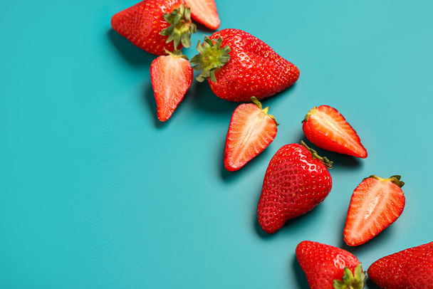Fresh strawberries on blue background - Fotoğraf, Görsel