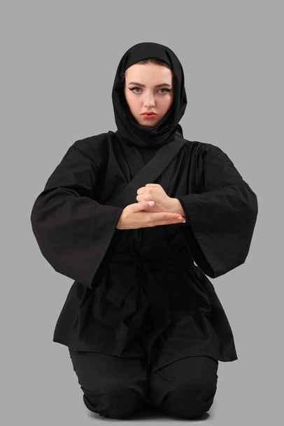 Female ninja on grey background - Foto, Imagem