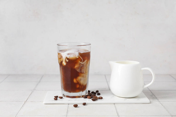 Склянка смачної льодової кави з молоком на столі
 - Фото, зображення