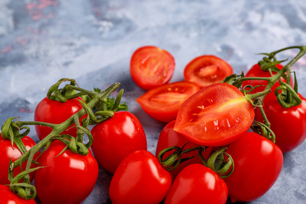 Świeże pomidory cherry na niebieskim tle - Zdjęcie, obraz