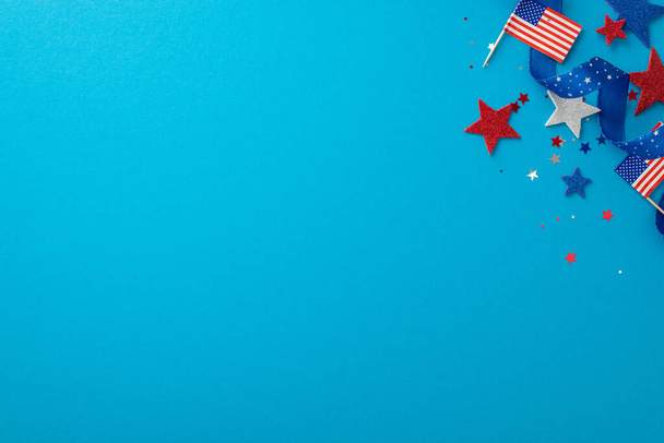 Decoração de festa animada, com fita, estrelas brilhantes, confete brilhante, convergem em um fundo azul com um espaço vazio, oferecendo um espaço designado para o anúncio durante a celebração do Dia da Independência dos EUA - Foto, Imagem