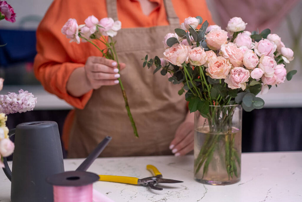 потрясающий весенний букет, мастерски изготовленный местным флористом, тщательно выбирая свежие цветы, чтобы завершить идеальный подарок - Фото, изображение
