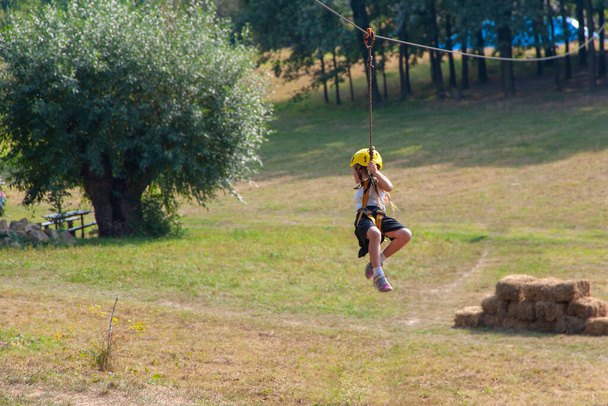 La niña en el bungee saltar para los niños al aire libre. - Foto, Imagen