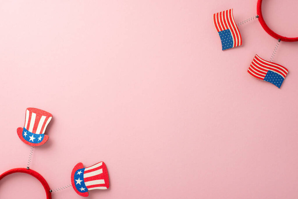 Kiehtova top näkymä hassu USA-teemalla otsanauhat, koristeltu isänmaallisia värejä, pastelli vaaleanpunainen pinta. Luo kiehtova mainos tai lisää tekstiä, jotta tämä kuva sopii itsenäisyyspäivän keräämiseen - Valokuva, kuva