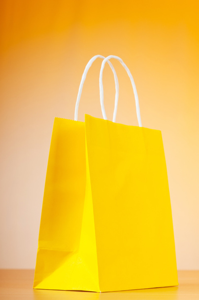 boodschappentassen tegen achtergrond met kleurovergang - Foto, afbeelding