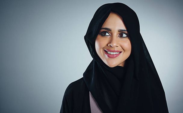 Мрійте великі, досягайте великих результатів. Студійний знімок молодої мусульманської бізнес-леді на сірому фоні
 - Фото, зображення