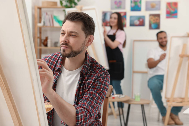 Group of students attending painting class in studio. Creative hobby - Valokuva, kuva