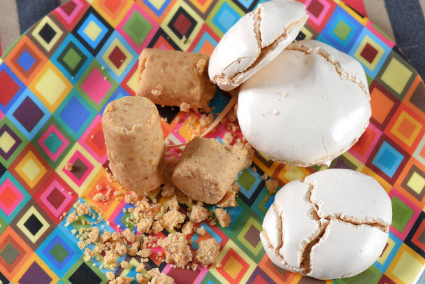 Вечірка Festa Junina з арахісом і традиційними солодощами. Бразильський літній фестиваль жнив. прапори і звичайна їжа - Фото, зображення