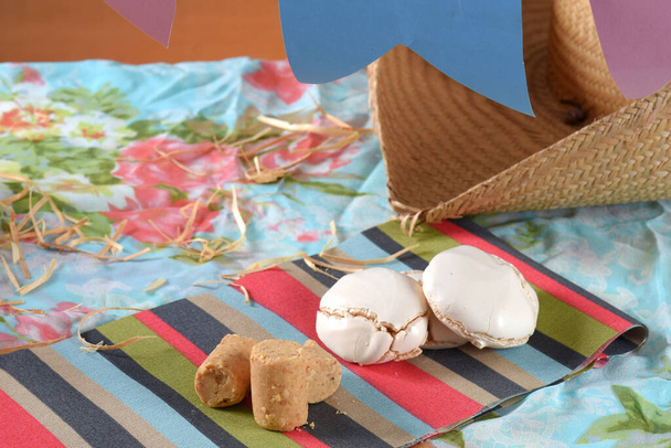 Вечірка Festa Junina з арахісом і традиційними солодощами. Бразильський літній фестиваль жнив. прапори і звичайна їжа - Фото, зображення