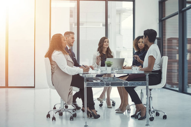 Einberufung großer Unternehmenslenker. eine Gruppe von Kollegen bei einem Meeting in einem modernen Büro - Foto, Bild