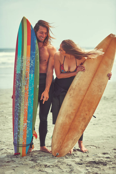 У нас всегда хороший день, когда занимались серфингом. молодая пара серфингистов на пляже - Фото, изображение