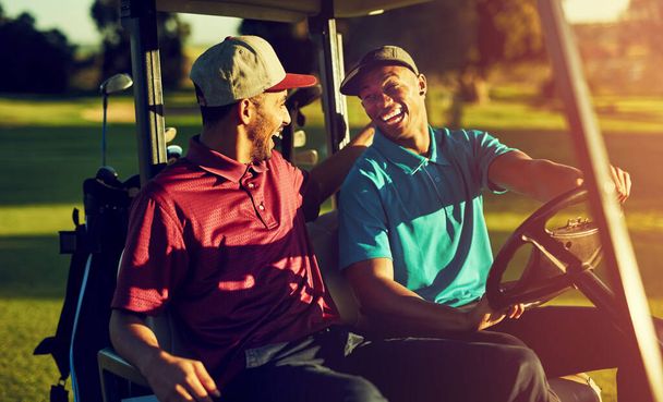 Clubbing à son meilleur. deux golfeurs en chariot sur un terrain de golf - Photo, image