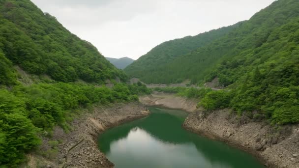 Stagnierendes Wasser auf niedrigem Niveau in trockenen Reservoirs in grünen Bergen. Hochwertiges 4k Filmmaterial - Filmmaterial, Video