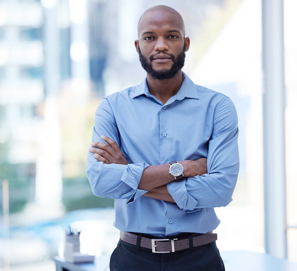 Siyahi bir adam, iş uzmanı ve ciddi bir şirket portresi ve ofiste kolları kavuşturulmuş. İşçi, patron ve Afrikalı erkek. Şirket kariyerine güvenen ve profesyonel olarak CEO olmaya hazır.. - Fotoğraf, Görsel