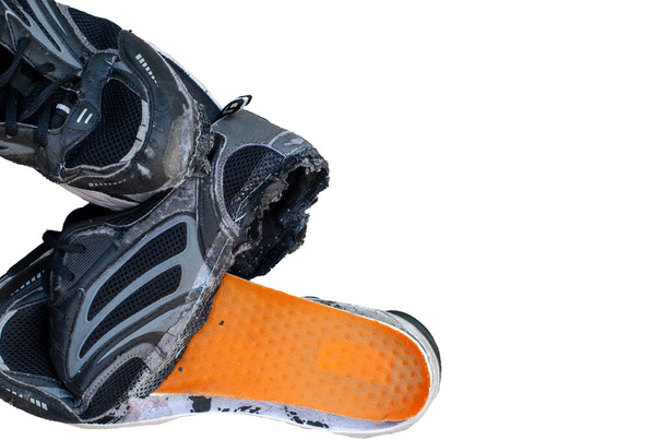 Zapatos negros viejos rasgados aislados sobre fondo blanco con camino de recorte - Foto, imagen