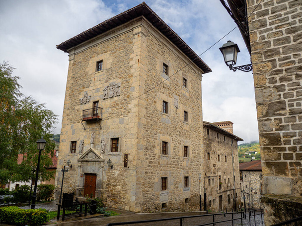 Torre y Palacio de Ortiz de Molinillo de Velasco, siglo XVI,, Artziniega, Álava, País Vasco, España - Foto, imagen
