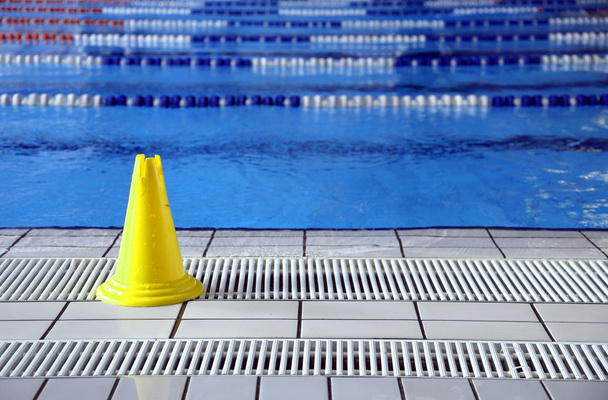 segnale cono pavimento bagnato nella grande piscina
 - Foto, immagini