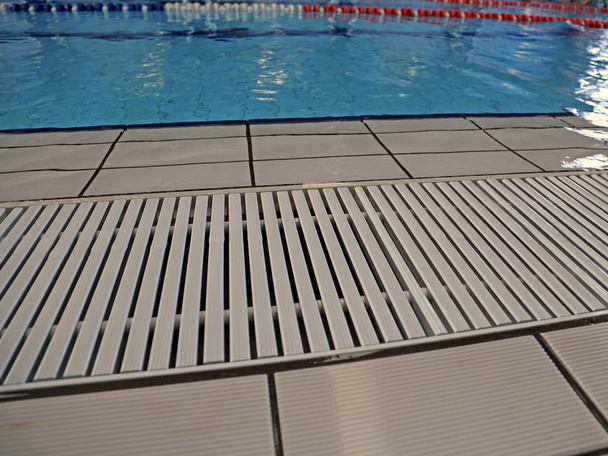 piscina com água azul e as pistas de natação
 - Foto, Imagem