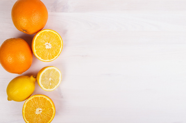 čerstvé pomeranče a citrony na dřevěné pozadí - Fotografie, Obrázek