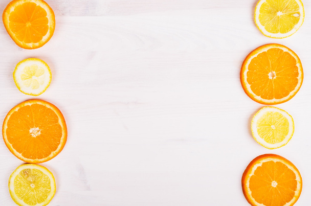 Naranjas frescas y limones sobre fondo de madera
 - Foto, imagen
