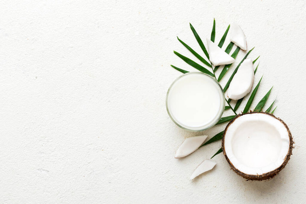 kókuszos termékek fehér fa asztal háttér. Tejmentes tejpótló ital, lapos feküdt egészséges táplálkozás. - Fotó, kép