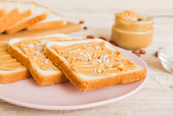 Sandwiches de mantequilla de maní o tostadas sobre fondo de mesa claro. Comida vegetariana. Cocina americana vista superior vith espacio de copia. - Foto, Imagen