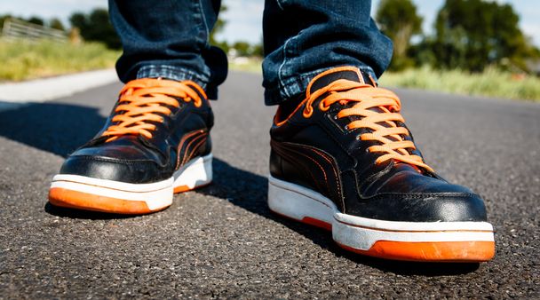 Oranje zwart sportschoenen, onderweg - Foto, afbeelding