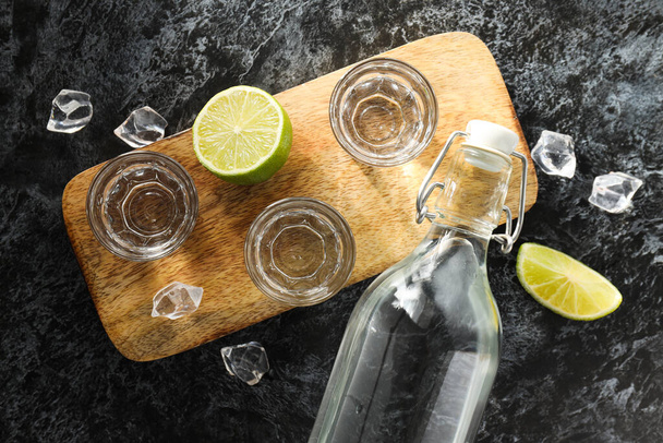 Konzept des starken alkoholischen Getränks - Wodka-Getränk - Foto, Bild